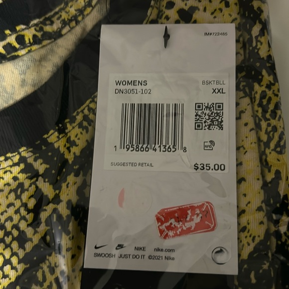 Nike tee - Picture 1 of 5